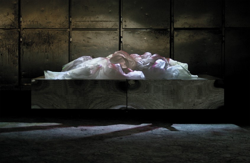 Udajemy, że nigdy nie umrzemy | sześcienna struktura lustrzana, fizelina, mapping 3D | 200 x 30 x 100 cm wideo: 1280 x 720, 8:49 | dwa kanały audio, zapętlone